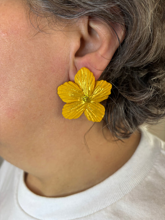 Puces d’oreilles fleurs éclat doré – Fait main