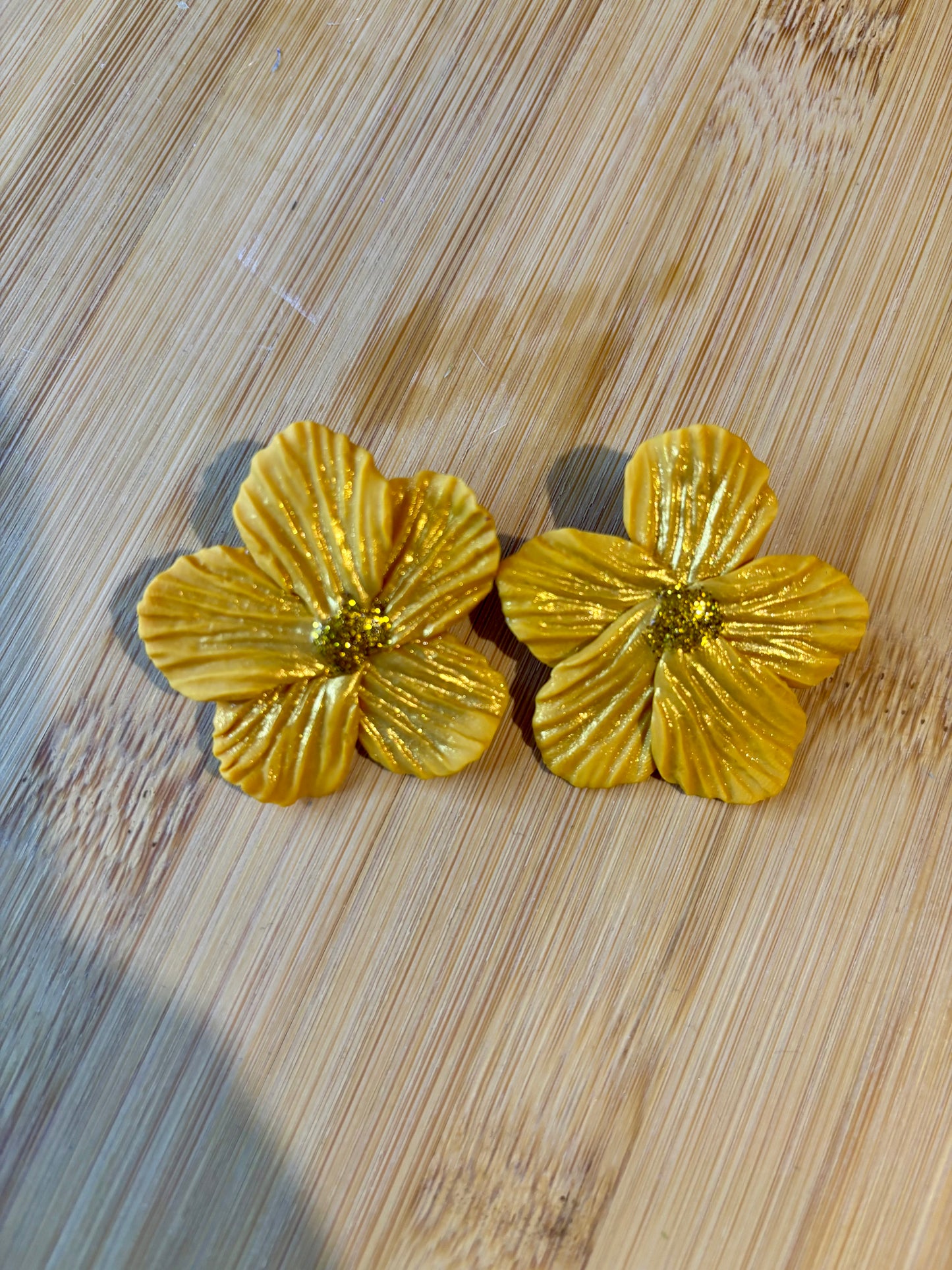 Puces d’oreilles fleurs éclat doré – Fait main