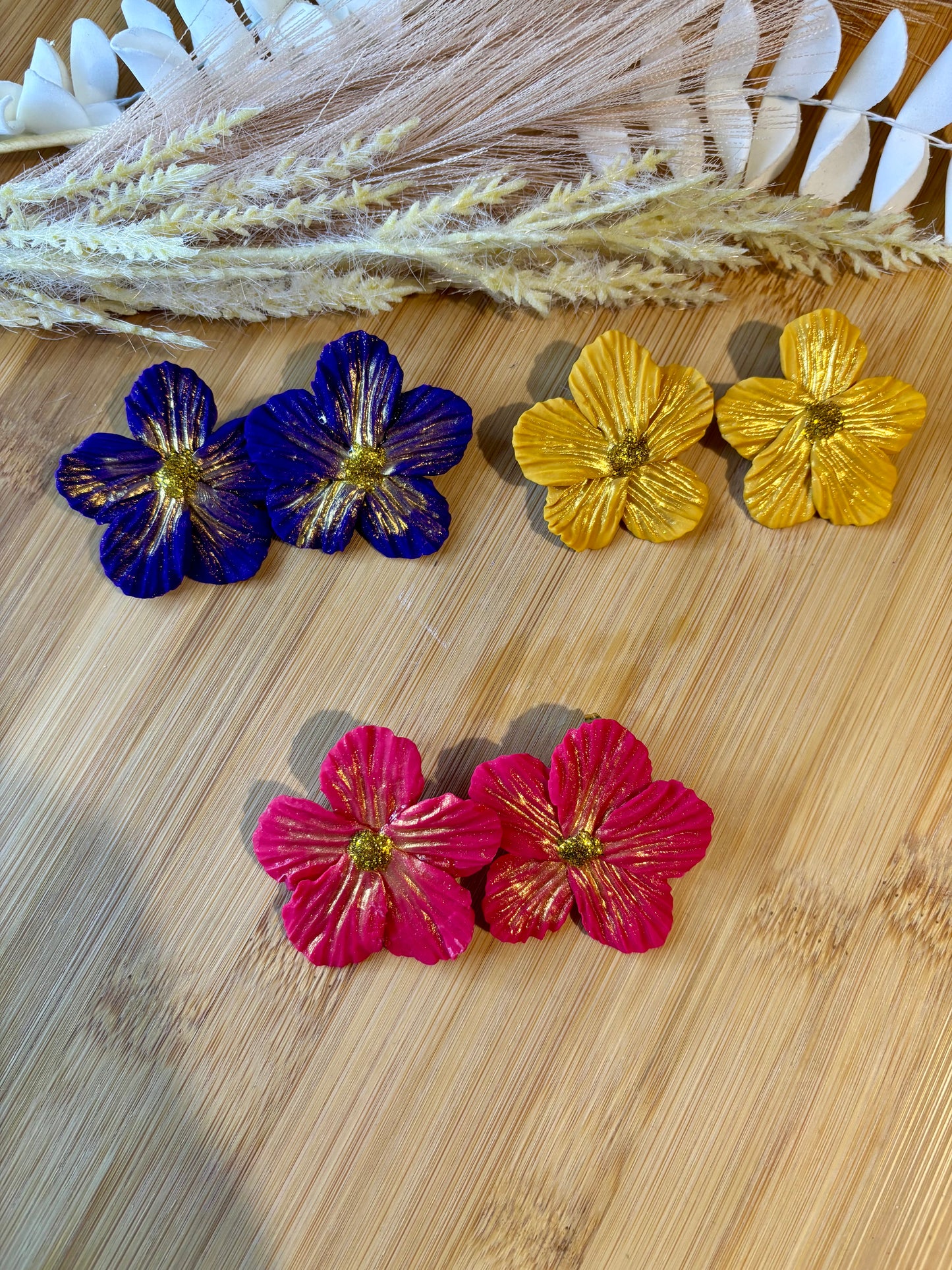 Puces d’oreilles fleurs éclat doré – Fait main