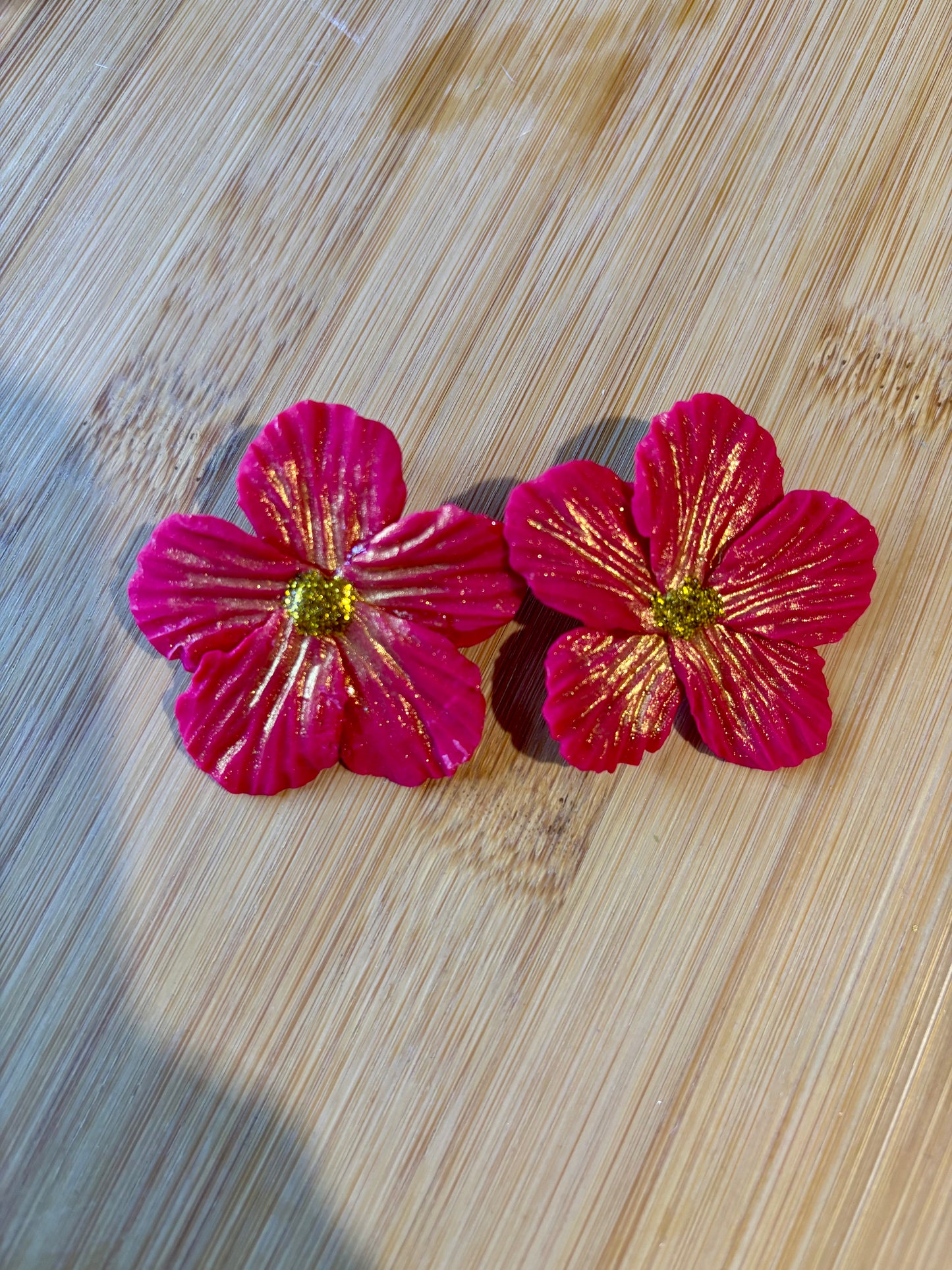 Puces d’oreilles fleurs éclat doré – Fait main