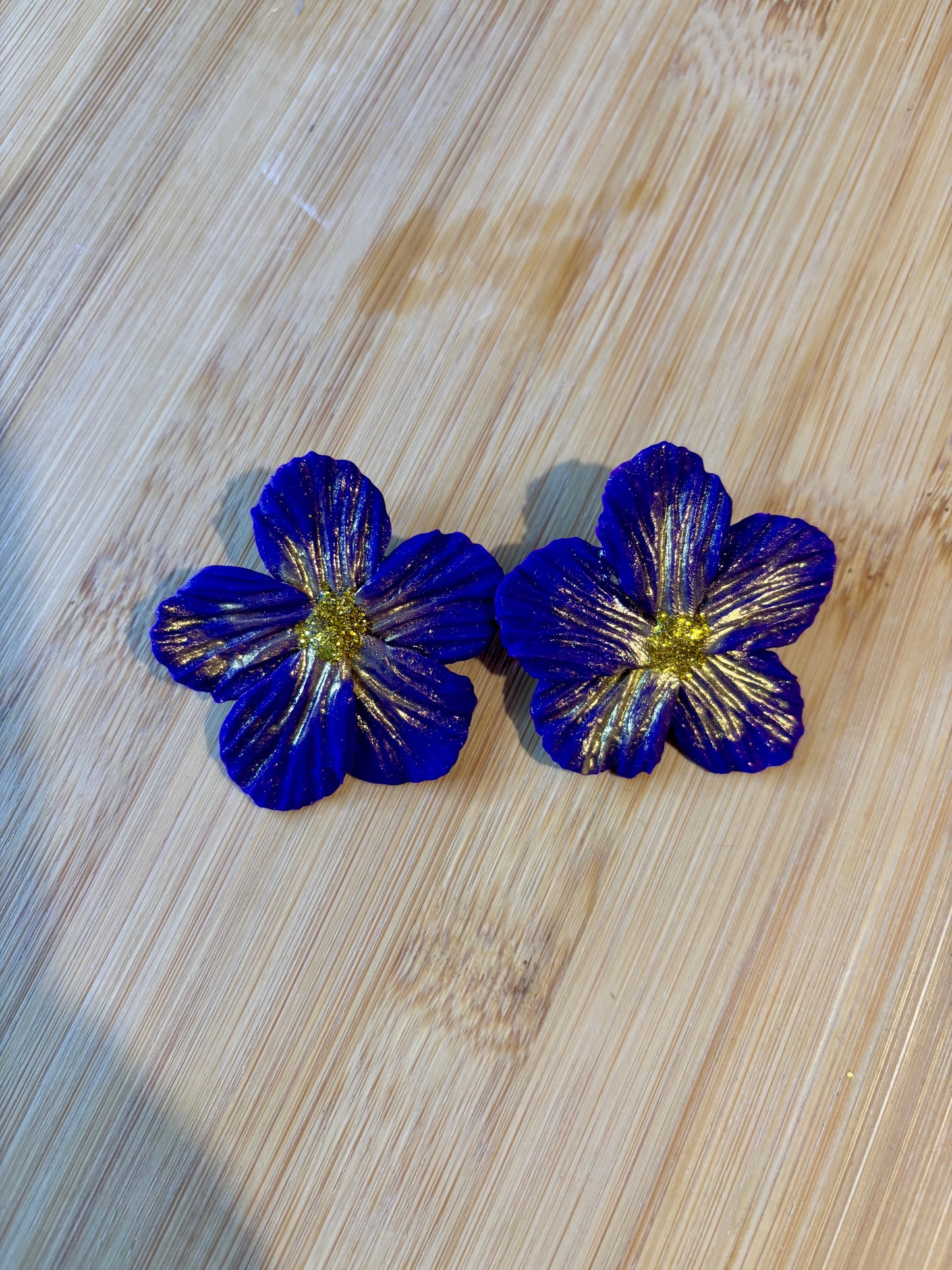 Puces d’oreilles fleurs éclat doré – Fait main